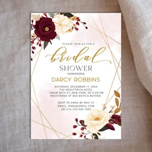 Convite para chá de panela com elegância atemporal, convite para chá de panela luxuoso de inverno, cartão de noiva floral romântico bordô, tema floral dourado e granada