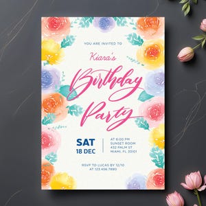 Convite de aniversário floral em aquarela, modelo de cartão de aniversário elegante com flores, convite romântico para celebração floral, convite para festa em jardim em tons pastéis