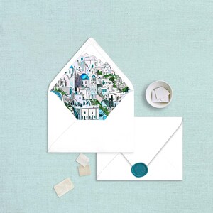 Pode incluir: Envelope branco com uma ilustração azul e branca de uma cidade na aba. O envelope é selado com um selo de cera turquesa.