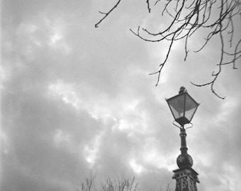 Stormy Weather véritable Lomography photographie - 8 x 8 - vintage, noir et blanc, gris, pluie, nuageux, lampadaire, Angleterre
