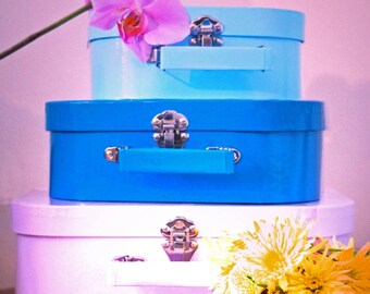 Valise Style Voyage Photo - 10 x 8 - Vintage, Malle, vacances, vacances, nature morte, couleur, pastel, violet, rose, bleu