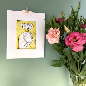 In unseren Händen gelbe Blumen- original handgefertigte Kaltnadelradierung Wandkunst