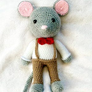 Modello all'uncinetto Dapper Mouse: papillon, salopette e ciondoli - modello all'uncinetto inglese - giocattolo amigurumi da gentiluomo, istruzioni facili