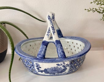 Cesta de porcelana azul y blanca vintage de Bombay & Co.