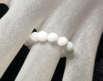 Filigree, elastically strung pearl ring made of natural gemstone; porcelain-white jade Ø 4 mm, in various sizes, made in Germany