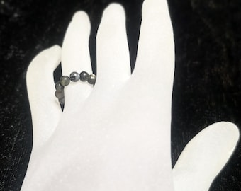 Filigree, elastically strung pearl ring made of natural gemstone; dark grey larvikite, Ø 4 mm, in various sizes, made in Germany
