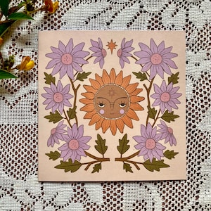 Tarjeta de cumpleaños con motivo de un campo de flores de color lila