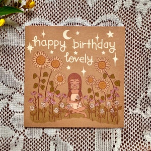 Feliz cumpleaños, hermosa tarjeta de felicitación de cumpleaños con diseño de girasol y margaritas en un jardín bohemio para ella, en blanco por dentro, papel reciclado cuadrado - nueva versión