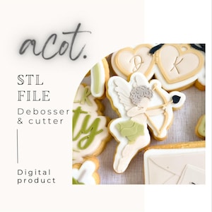 Puede incluir: Galletas decoradas con glaseado blanco y detalles verdes y beige. Una galleta presenta un cupido con arco y flecha. Otras galletas tienen forma de corazón y las letras "D" y "K". La imagen también incluye el texto "STL FILE Debosser & cutter Digital product".