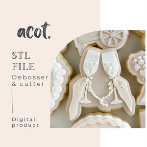 以下が含まれることがあります： 結婚をテーマにしたクッキーのデジタル製品画像。クッキーは、シャンパングラスや花の模様など、白いアイシングで飾られています。画像には「acot.」と「STL FILE Debosser & cutter Digital product」というテキストも含まれています。