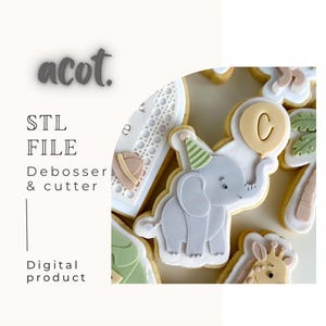 Könnte beinhalten: Bild von dekorierten Keksen mit Babyparty-Thema. Die Kekse zeigen einen Elefanten mit Partyhut, eine Giraffe und einen Ballon mit dem Buchstaben "C". Das Bild enthält auch den Text "STL FILE Debosser & cutter Digital product".
