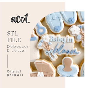Könnte beinhalten: Kekse mit blauer und weißer Glasur im Babyparty-Thema dekoriert. Die Kekse umfassen Babyflaschen, Babyschuhe, einen Schnuller und einen Kinderwagen. Die Worte "Baby in bloom" sind auf einem Keks geschrieben. Das Bild enthält auch den Text "acot. STL FILE Debosser & cutter Digital product".