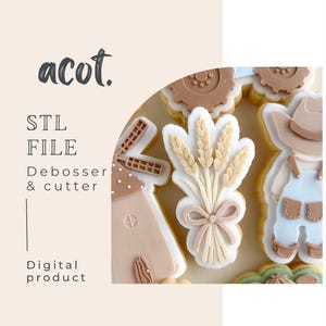Puede incluir: Imagen de galletas decoradas con temática de granja. Las galletas incluyen un molino de viento, espigas de trigo atadas con un lazo, una rueda de tractor y un granjero con overoles. También se ve el texto "acot." y "STL FILE Debosser & cutter Digital product".