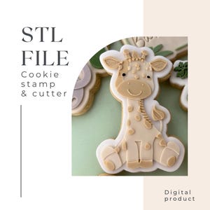 Könnte beinhalten: STL-Datei für einen Keks-Stempel und -Ausstecher in Form einer Giraffe. Die Giraffe ist beige mit braunen Flecken und einem weißen Umriss. Der Keks befindet sich auf einem grünen Hintergrund.