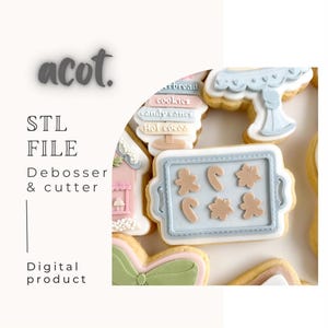 Puede incluir: Una colección de galletas decoradas, incluyendo hombres de jengibre, bastones de caramelo y copos de nieve, dispuestas en una bandeja. La imagen también presenta el texto "STL FILE Debosser & cutter Digital product". Las galletas están decoradas con colores pastel.