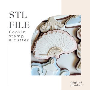 Könnte beinhalten: Kekse in Form eines Fächers, einer Teekanne und anderer dekorativer Formen. Die Kekse sind weiß, hellrosa und hellblau mit braunen Umrissen. Der Text "STL FILE Cookie stamp & cutter" befindet sich links. "Digital product" befindet sich rechts.