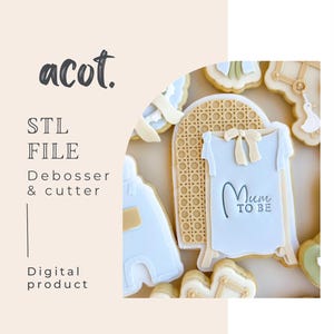 Puede incluir: Galletas decoradas con glaseado azul claro y beige, con forma de ropa y muebles para bebés. Una galleta es un body blanco con el texto "Mum to be". La imagen también incluye el texto "acot. STL FILE Debosser & cutter Digital product".