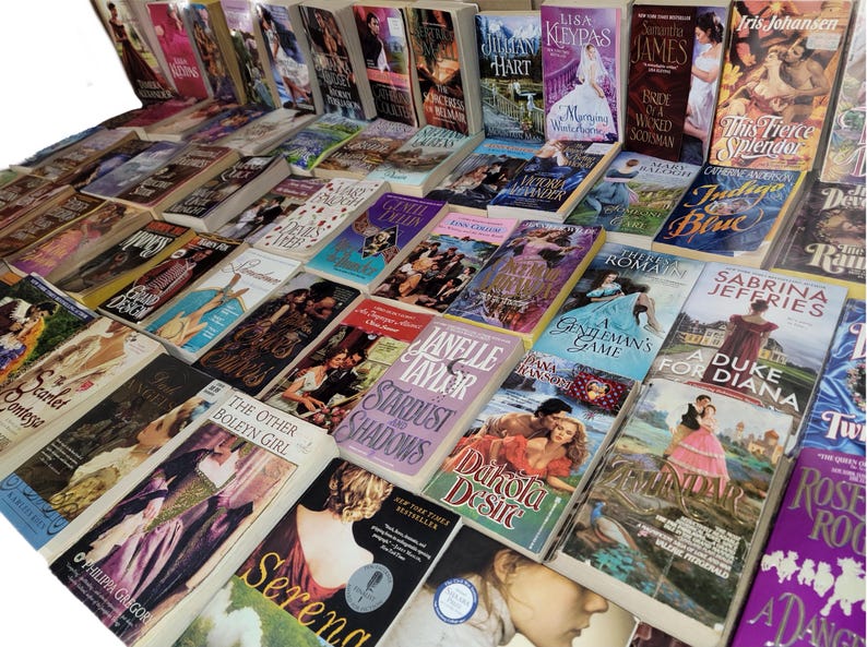 Peut inclure: Une grande collection de romans d'amour en format poche avec diff&eacute;rents titres et auteurs. Les livres sont empil&eacute;s en rang&eacute;es et en colonnes, cr&eacute;ant un affichage color&eacute; et visuellement attrayant.
