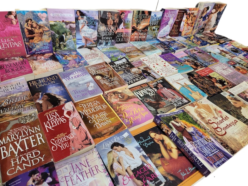Peut inclure: Une grande collection de romans d'amour avec diff&eacute;rents titres et auteurs. Les livres sont empil&eacute;s en rang&eacute;es et sont principalement en format poche.