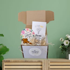 Caja de regalo cristiana con tarjeta escrita a mano