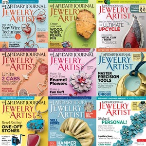 Puede incluir: Una colección de ocho portadas de revistas para Lapidary Journal Jewelry Artist. Las portadas presentan diversas técnicas y proyectos de elaboración de joyas, incluyendo el enroscado de alambre, el horneado de flores de esmalte con soplete, el engaste en bisel y los mosaicos de arcilla metálica. Las portadas son coloridas y presentan imágenes de primer plano de piezas de joyería.