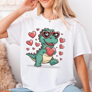 Valentine&#39;s Day T-Rex Shirt: Dino Love, Heart Dinosaur