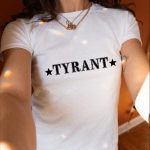 タイラントカウボーイTシャツ、ロデオシャツ、Y2Kシャツ、90年代ベビーTシャツ、ウエスタンTシャツ、Y2KベビーTシャツ、カウボーイシャツ、美的ベビーTシャツ、2000年代Tシャツ