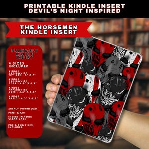 Puede incluir: Insert de Kindle imprimible con un patrón repetido de figuras con forma de calavera rojas, negras y grises. El inserto está inspirado en la Noche del Diablo y está diseñado para varios modelos Kindle Paperwhite y Basic. El texto en el inserto dice "The Horsemen Kindle Insert".