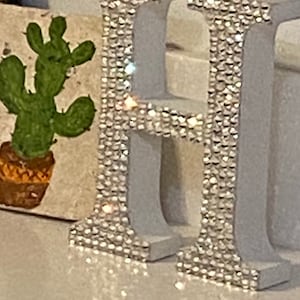 Bandeja pequeña de 3 pulgadas para mesa o estante con letras iniciales de 3 pulgadas de alto adornadas con diamantes de imitación y brillantes para personalizar