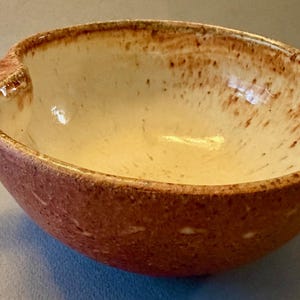 Servierschüssel aus Keramik, glasiert in einem warmen Kürbiston, mit Stielgriff