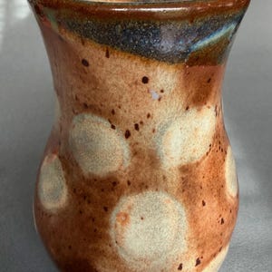 Glaserad keramikvas, brunspräcklig keramik med timglasform