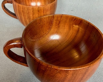 Coppia di tazze in blocco massiccio tornite a mano, laccate in urushi giapponese, ideali per caffè o tè.
