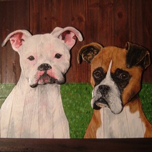 Puede incluir: Un retrato de un perro blanco y marrón tallado en un panel de madera. Los perros están pintados con detalles realistas y se colocan sobre un fondo verde.