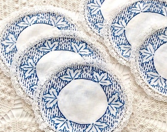 6 round linen coasters, blue leaves embroidered edge, doilies white lace, vintage table linens, blue and white kitchen, cottagecore decor