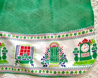 Delantal de anfitriona de gasa en verde brillante con encantador estampado de borde, ideal para puertas y ventanas. Diseño novedoso en tonos verde lima, azul marino y rojo, perfecto para ocasiones especiales.