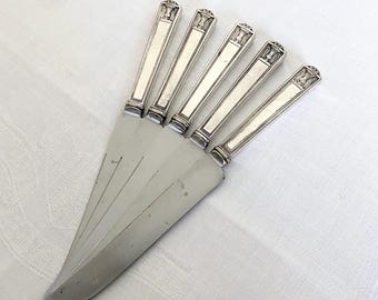 5 CENTURY dinner knives by Holmes and Edwards 1923, Grecian urn, silverplate silverware 9 inches long, silver plate with stainless blade
