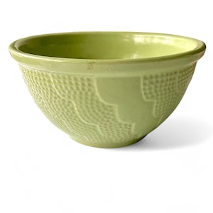 Large green bowl Robinson Ransbottom in scallop pattern, 9 inches wide, RRP Roseville Ohio early 20th century, farmhouse primitive stoneware