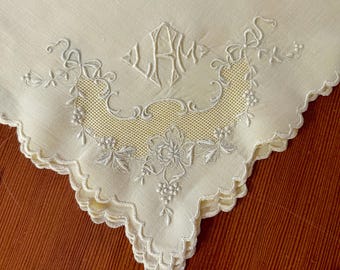 10 servilletas de lino irlandés de color amarillo pálido, con bordado a mano de flores y triple monograma, tamaño grande (58 cm).