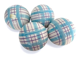 4 boules de tapis en céramique à carreaux violet bleu clair, peintes à la main, fabriquées en Italie, décoration d'intérieur décorative des années 1980, centres de table pour bols et paniers