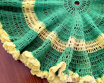 Tapete de ganchillo grande, decoración con volantes verdes y amarillos, 18 pulgadas, mediados de siglo
