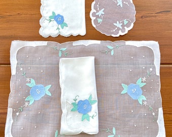 Juego de manteles individuales de lino Madeira, 32 piezas, bordados a mano, posavasos, manteles individuales y servilletas, aplique floral azul.