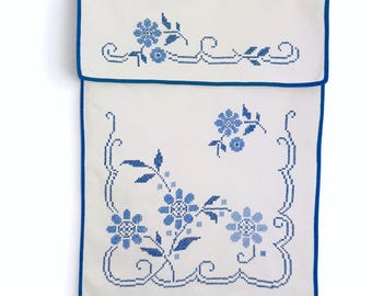 Tela de cocina plegable bordada, flores azules en punto de cruz, decoración europea vintage de mediados de siglo.