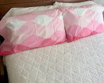 Pair Seven Seas pillowcases in shades of pink, Cannon Royal Family 1970s, crisp and clean, geometric waves in light to dark pink plus white