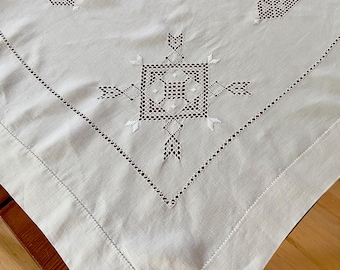 Mantel de lino bordado a mano, calado geométrico, estilo Hardanger escandinavo, con capacidad para 6 a 8 personas.