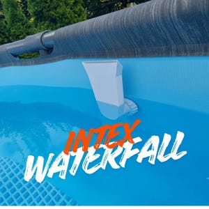 Könnte beinhalten: Ein weißer Intex-Wasserfallaufsatz aus Kunststoff, der an der Seite eines hellblauen Aufstellpools montiert ist. Der Pool hat eine dunkelgraue obere Schiene und klares Wasser. Der Text INTEX WATERFALL ist in orangefarbenen und weißen Buchstaben überlagert.