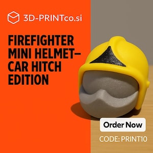 Op de afbeelding: Een miniatuur brandweerhelm auto trekhaak editie in geel en grijs. De helm heeft een zwarte driehoek aan de voorkant. De tekst "FIREFIGHER MINI HELMET - CAR HITCH EDITION" staat aan de linkerkant van de afbeelding.
