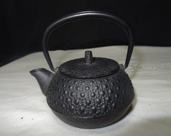 黒い鋳鉄製鉄瓶 やかん 昔 古い鋳鉄製のやかん、日本製の手作り鉄瓶