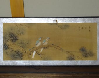 Cuadro antiguo japonés de pájaros y pinos, gran formato horizontal, enmarcado, con inscripción, 128 cm.
