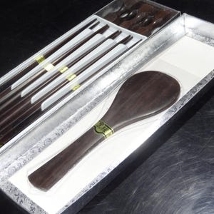 Service de table de luxe rare en bois d'ébène, baguettes, repose-baguettes et spatule à riz artisanaux, bois de première qualité, état neuf, cadeau idéal pour une cuisine zen