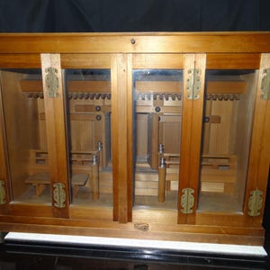 Japanischer Shinto-Schrein im Vintage-Stil, Kamidana | Dreitüriger Altarschrank aus Holz | Haushaltsschrein Kamidana mit Glasfront, Kastenform, dreiförmig